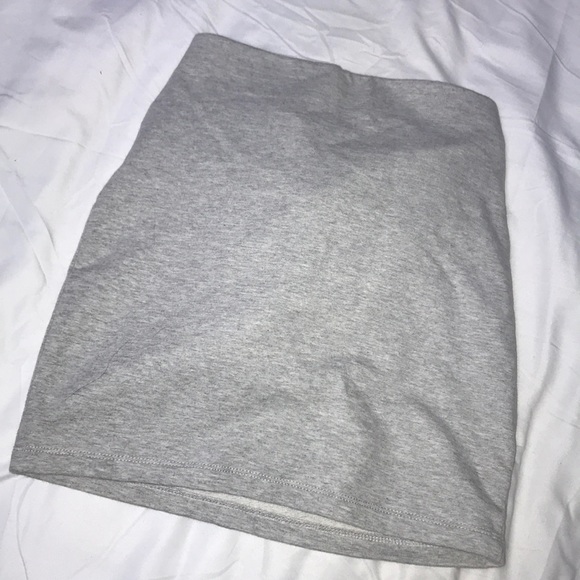 3/$30 🌺 Sweater Skirt - Size S - Picture 2 of 4